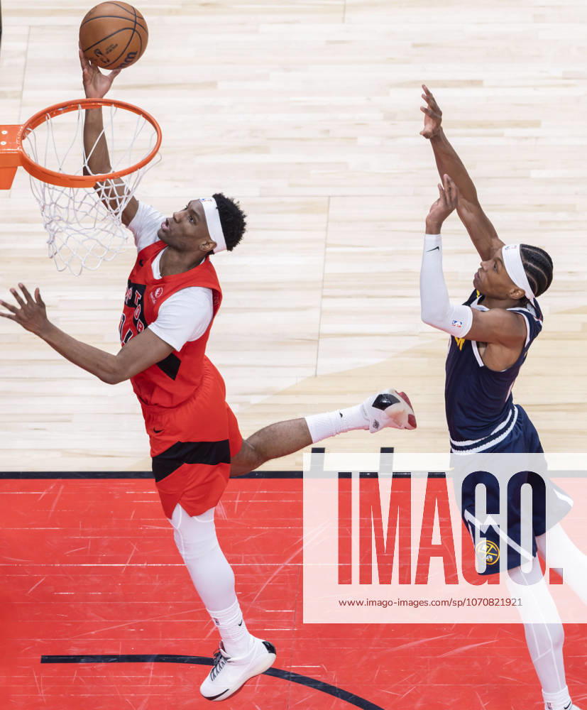 (260101) -- TORONTO, Jan. 1, 2026 -- Ja Kobe Walter (L) of Toronto Raptors goes up for a layup during the 2025-2026 NBA, Basketball Herren, USA regular season game between Toronto Raptors and Denver Nuggets in Toronto, Canada, Dec. 31, 2025. (Photo by Xinhua) (SP) CANADA-TORONTO-NBA-NUGGETS VS RAPTORS ZouxZheng