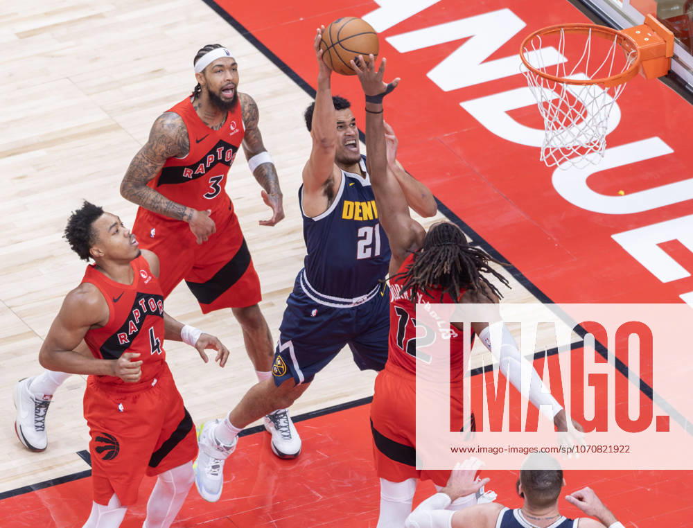 (260101) -- TORONTO, Jan. 1, 2026 -- Spencer Jones (C) of Denver Nuggets goes for a layup during the 2025-2026 NBA, Basketball Herren, USA regular season game between Toronto Raptors and Denver Nuggets in Toronto, Canada, Dec. 31, 2025. (Photo by Xinhua) (SP) CANADA-TORONTO-NBA-NUGGETS VS RAPTORS ZouxZheng