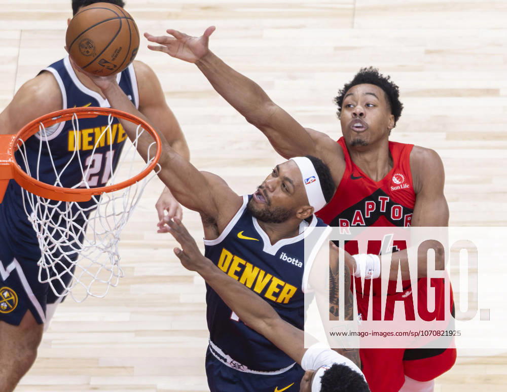 (260101) -- TORONTO, Jan. 1, 2026 -- Bruce Brown (C) of Denver Nuggets goes up for a layup during the 2025-2026 NBA, Basketball Herren, USA regular season game between Toronto Raptors and Denver Nuggets in Toronto, Canada, Dec. 31, 2025. (Photo by Xinhua) (SP) CANADA-TORONTO-NBA-NUGGETS VS RAPTORS ZouxZheng