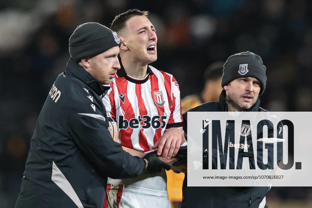 Sky Bet Championship Hull City v Stoke City Robert Bozenik of Stoke City is helped off the field of play after an injury to his left arm during the Sky Bet Championship match Hull City vs Stoke City at MKM Stadium, Hull, United Kingdom, 1st January 2026 (Photo by Mark Cosgrove News Images) Hull MKM Stadium East Riding of Yorkshire United Kingdom