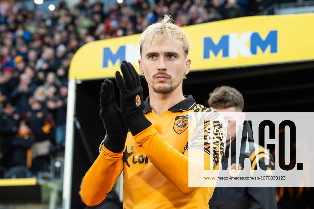 Hull City v Stoke City Sky Bet Championship Liam Millar of Hull City heads out on to the pitch ahead of the Sky Bet Championship match between Hull City and Stoke City at the MKM Stadium, Hull 01 01 2026 UK Newspapers OUT