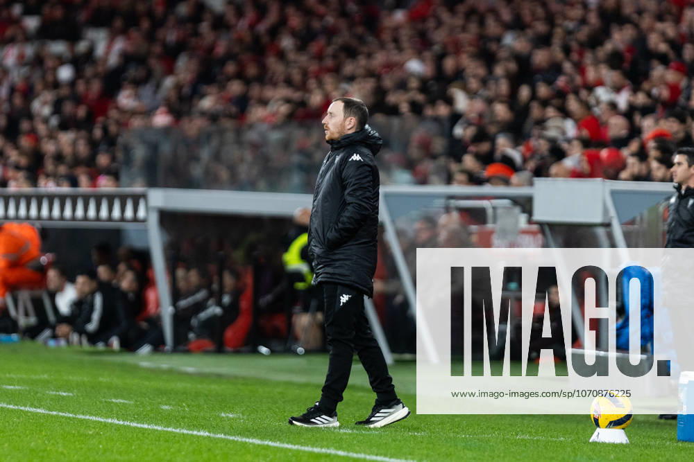 Ian Cathro head coach of GD Estoril Praia looks on during the Liga Portugal match between SL Benfica and GD Estoril Praia at Estadio da Luz on January 3, 2026 in Lisbon, Portugal. Lisboa Portugal - ZUMAp267 20260103_zsp_p267_078
