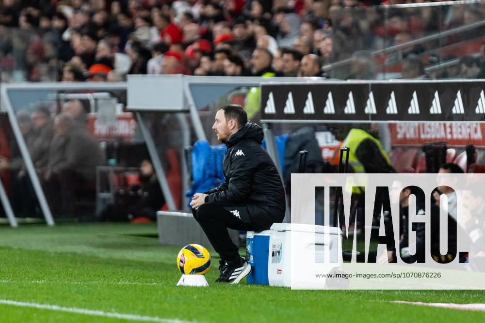 Ian Cathro head coach of GD Estoril Praia looks on during the Liga Portugal match between SL Benfica and GD Estoril Praia at Estadio da Luz on January 3, 2026 in Lisbon, Portugal. Lisboa Portugal - ZUMAp267 20260103_zsp_p267_080