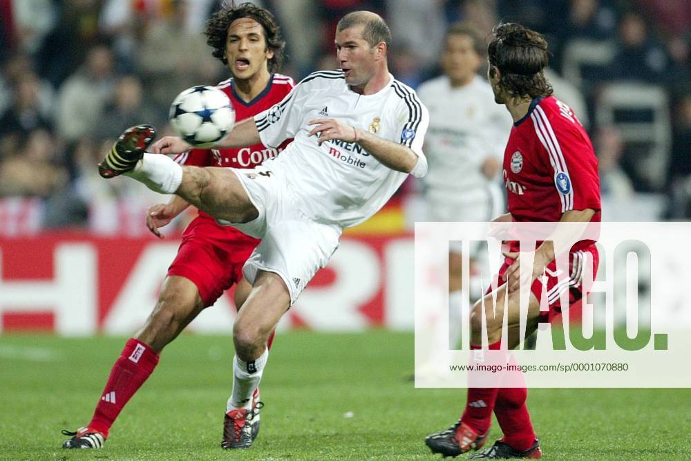 Zinedine Zidane (Mitte, Real Madrid) - Schuss, Roque Santa Cruz (li.) und Lizarazu (beide Bayern) können nicht mehr eingreifen Fußball EC 1 Herren Champions League 2003 2004, Achtelfinale, Real Madrid - FC Bayern München 1:0, Gruppe Madrid Dynamik,
