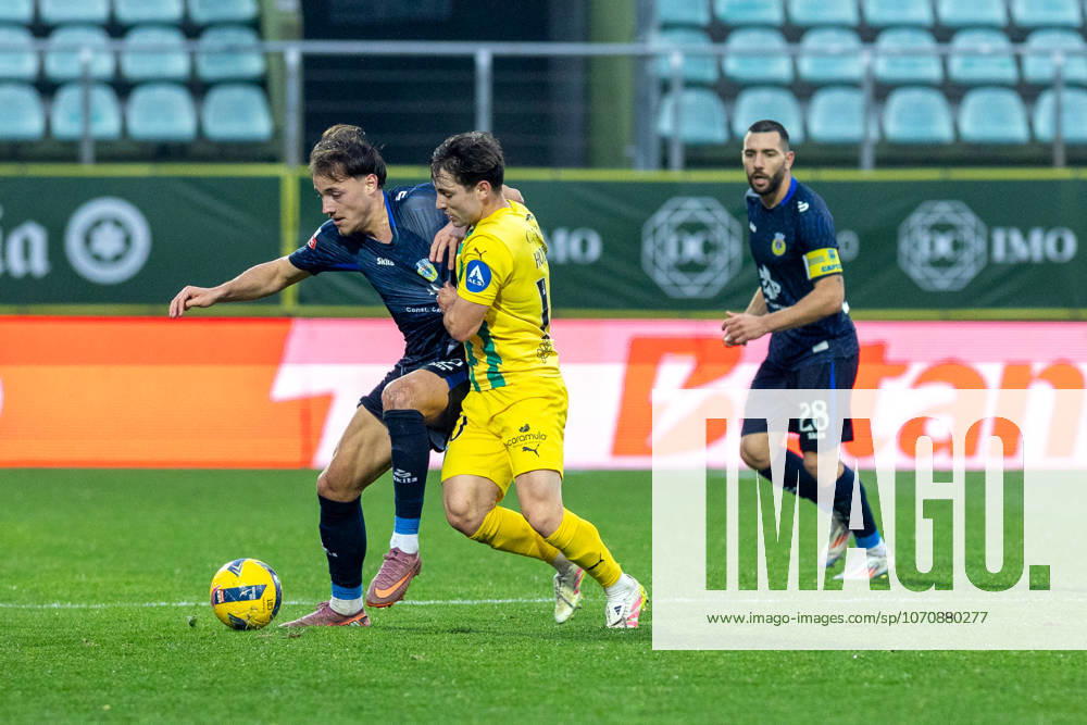 FOOTBALL - Tondela 3 vs Arouca 1, round 17 of portuguese Liga, 2025 26. Joao Cardoso Stadium, in Tondela, Portugal. Saturday, 2026 01 03. Joe Hodge (10) Tondela, Van EE (22) Arouca. TONDELA VISEU PORTUGAL ESTÁDIO JOÃO CARDOSO