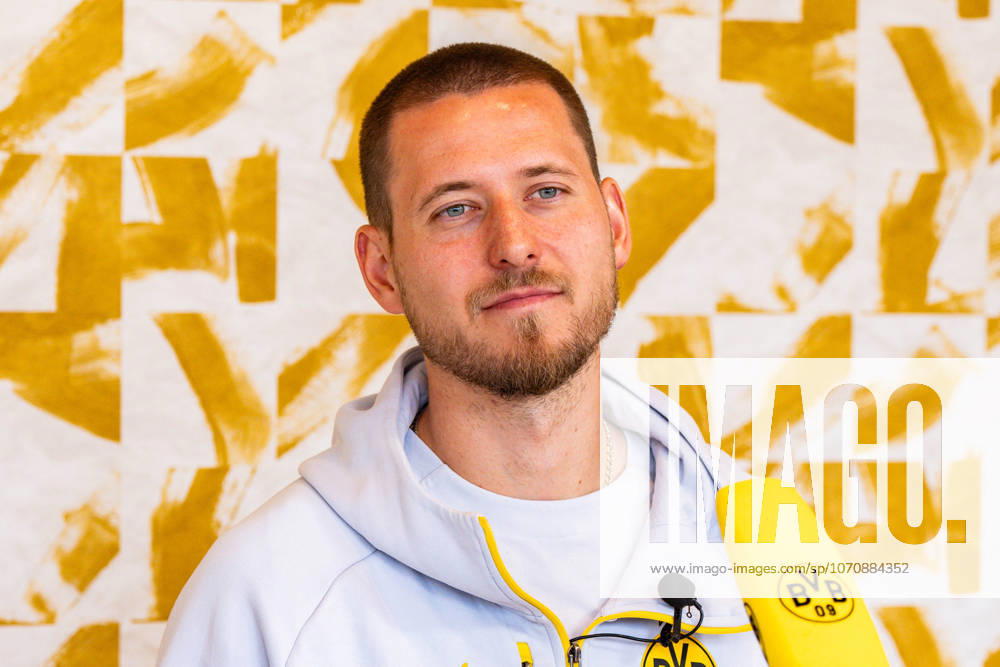 Interview Media-Talk mit Waldemar Anton (Borussia Dortmund, 3) Winter-Trainingslager Borussia Dortmund in Marbella, Spanien, Tag 2 am 03.01.2026
