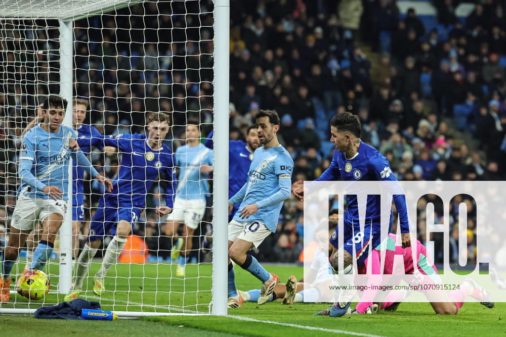Premier League Manchester City v Chelsea Enzo Fernandez of Chelsea celebrates his goal to make it 1-1 during the Premier League match Manchester City vs Chelsea at Etihad Stadium, Manchester, United Kingdom, 4th January 2026 (Photo by Mark Cosgrove News Images) Manchester Etihad Stadium Manchester United, ManU Kingdom