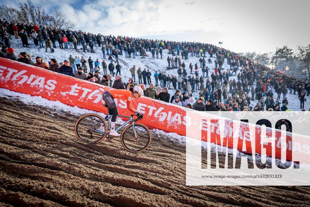 Dutch Ceylin Del Carmen Alvarado pictured in action during the women s elite race at the World Cup cyclocross cycling event in Zonhoven on Sunday 04 January 2026, stage 9 (out of 12) of the UCI World Cup competition. DAVIDxPINTENS x153671161x