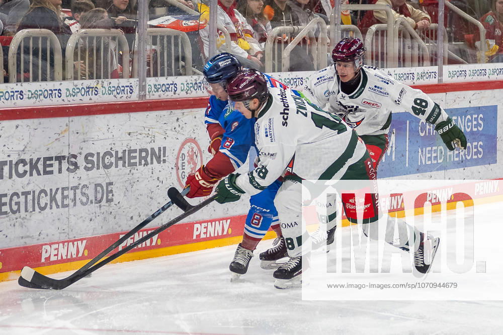 Duel between Kristian Blumenschein Duesseldorfer EG, 08 , Sebastian Zwickl Starbulls Rosenheim, 18 and Maximilian Adam Starbulls Rosenheim, 48 at the boards DEG vs Starbulls Rosenheim, Ice Hockey, DEL2, Matchday 32, Season 2025 2026, 04 01 2026 DEG vs Starbulls Rosenheim, Ice Hockey, DEL2, Matchday 32, Season 2025 2026, 04 01 2026 Duesseldorf