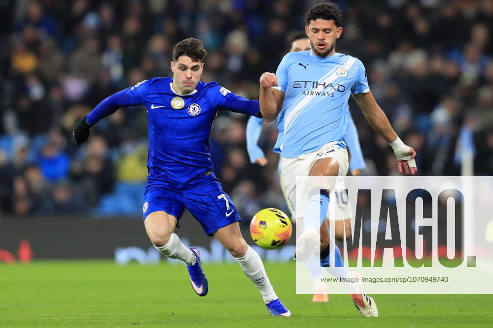 4th January 2026; Etihad Stadium, Manchester, Lancashire, England; Premier League Football, Manchester City versus Chelsea; Matheus Nunes of Manchester City passes the ball under pressure from Pedro Neto of Chelsea DavidxBlunsden Content restricted for UK based newspaper