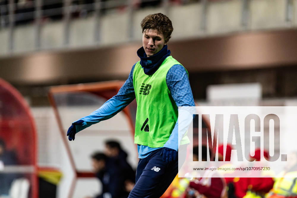 Bernardo Lima of FC Porto B warms up during the Liga Portugal Meu Super match between SL Benfica B and FC Porto B at Benfica Campus on December 22, 2025 in Lisbon, Portugal. Seixal Portugal - ZUMAp267 20260105_zsp_p267_078