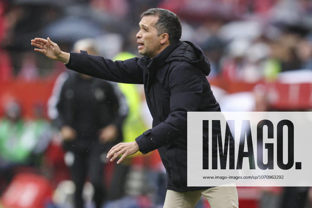 ESP: Sevilla FC - Levante UD. La Liga EA Sports. Date 18 Levante UD manager Luis Castro during the La Liga EA Sports match between Sevilla FC and Levante UD played at Ramon Sanchez Pizjuan Stadium on January 3, 2026 in Sevilla, Spain. kpng