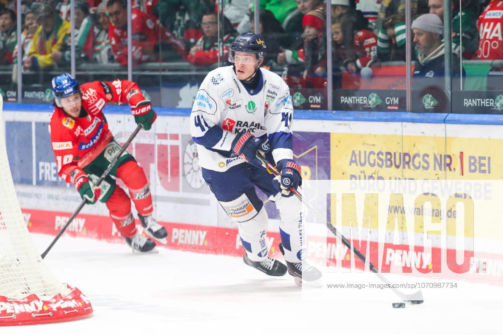 Maximilian Eisenmenger 41, Iserlohn Roosters in the background Anthony Louis 18, Augsburger Panther at the match between Augsburger Panther v Iserlohn Roosters, Ice Hockey, Men, Penny DEL, 2025 2026, Matchday 37 on 06 01 2026 in Augsburg, Curt Frenzel Stadion Bayern Germany