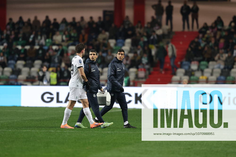 Fotis Ioannidis of Sporting CP receives medical assistance during the Taca da Liga match between Sporting CP and Vitoria SC at Estadio Municipal Dr Magalhaes Pessoa, in Leiria, Portugal, on January 06, 2026 Leiria Portugal - ZUMAe141 20260106_zsp_e141_049