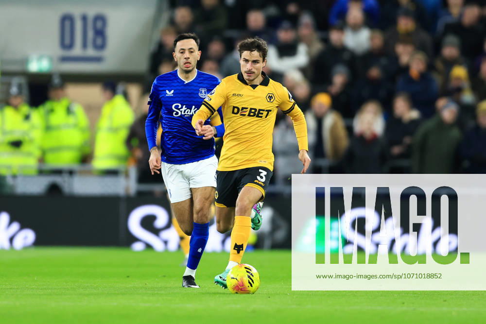 Liverpool, England, 7th January 2026. Hugo Bueno of Wolverhampton Wanderers runs with the ball whilst under pressure from Dwight McNeil of Everton during the Everton vs Wolverhampton Wanderers Premier League match at Hill Dickinson Stadium, Liverpool. Picture credit should read: Jessica Hornby Sportimage . SPI_054_JH_EVERTON_WOLVES SPI-4436-0051