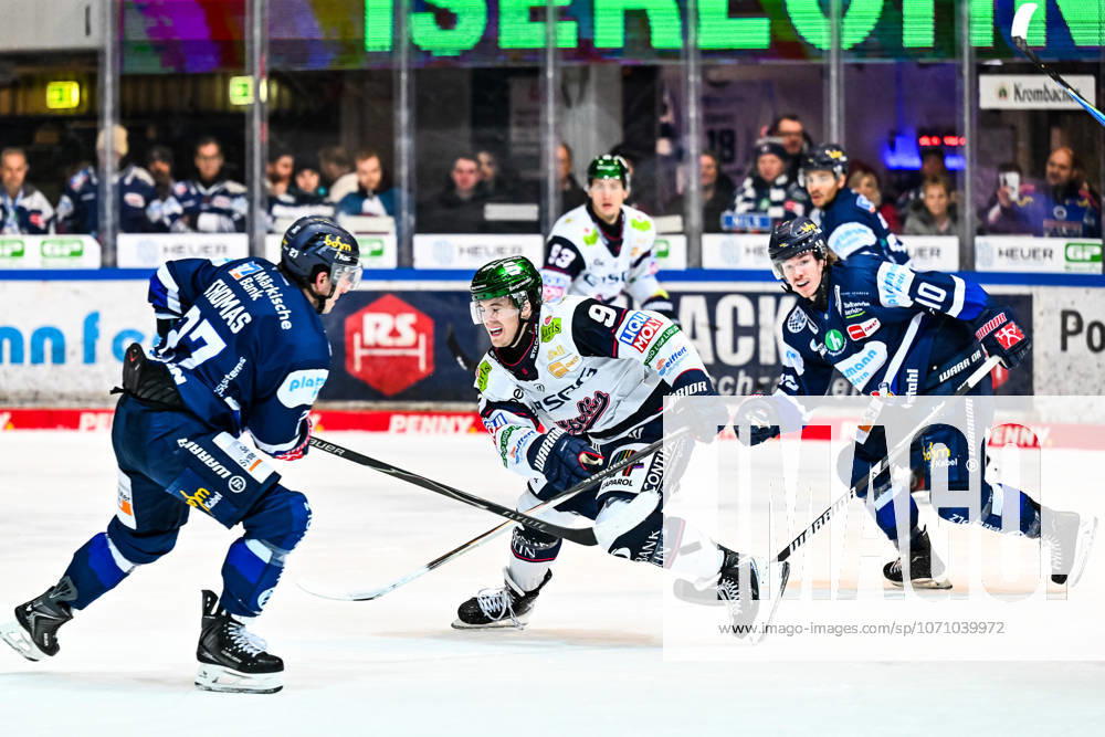 Christian Thomas Iserlohn Roosters, 27 Tyler Boland Iserlohn Roosters, 10 Ty Ronning Eisbaeren Berlin, 9 , GER, Iserlohn Roosters vs Eisbaeren Berlin, Ice Hockey, Penny DEL, 38 Matchday, Season 2025 2026, 08 01 2026, GER, Iserlohn Roosters vs Eisbaeren Berlin, Ice Hockey, Penny DEL, 38 Matchday, Season 2025 2026, 08 01 2026 Iserlohn