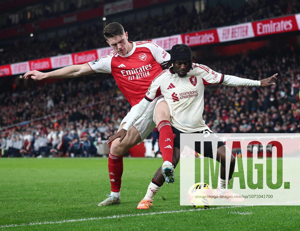 London, England, 8th January 2026. Viktor Gyokeres of Arsenal tussles with Jeremie Frimpong of Liverpool during the Arsenal vs Liverpool Premier League match at the Emirates Stadium, London. Picture credit should read: David Klein Sportimage . SPI_023_DK_Arsenal_Liverpool SPI-4439-0022