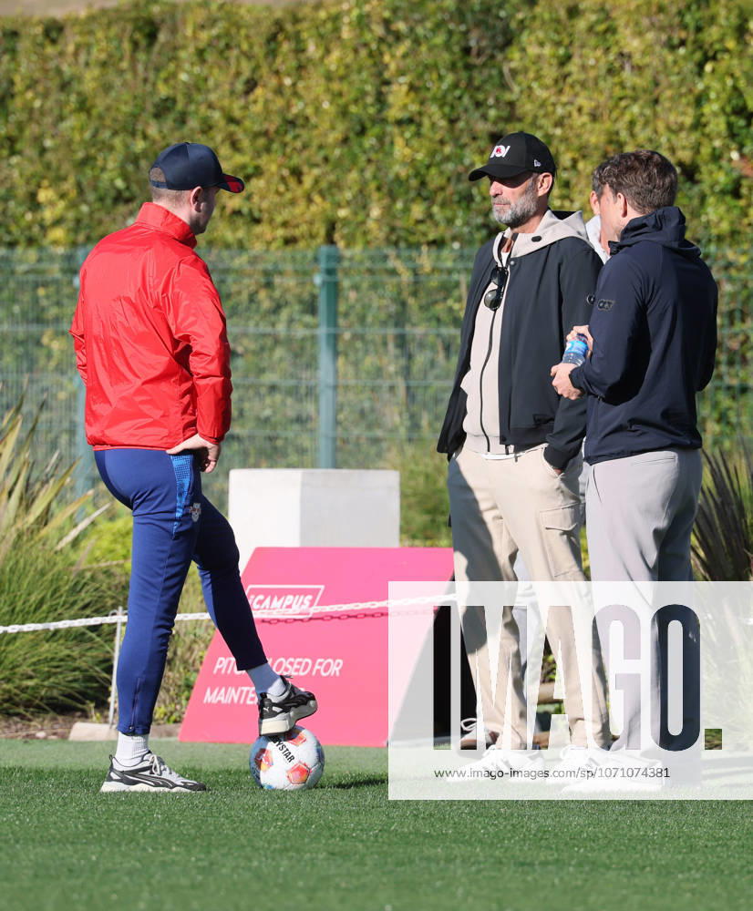 Almancil, 05.01.2026, Hotel Conrad Algarve Trainingsareal The Campus, Fussball, Trainingscamp von Bundesligist RB Leipzig in Vorbereitung auf die Rückrunde der Saison 2025 26. , Im Bild; Trainer Ole Werner, Klopps Ex Co-Trainer Peter Krawitz, Jürgen Klopp ( Head of Global Soccer, Red Bull), Sebastian Schuppan (RBL sportlicher Leiter). ,