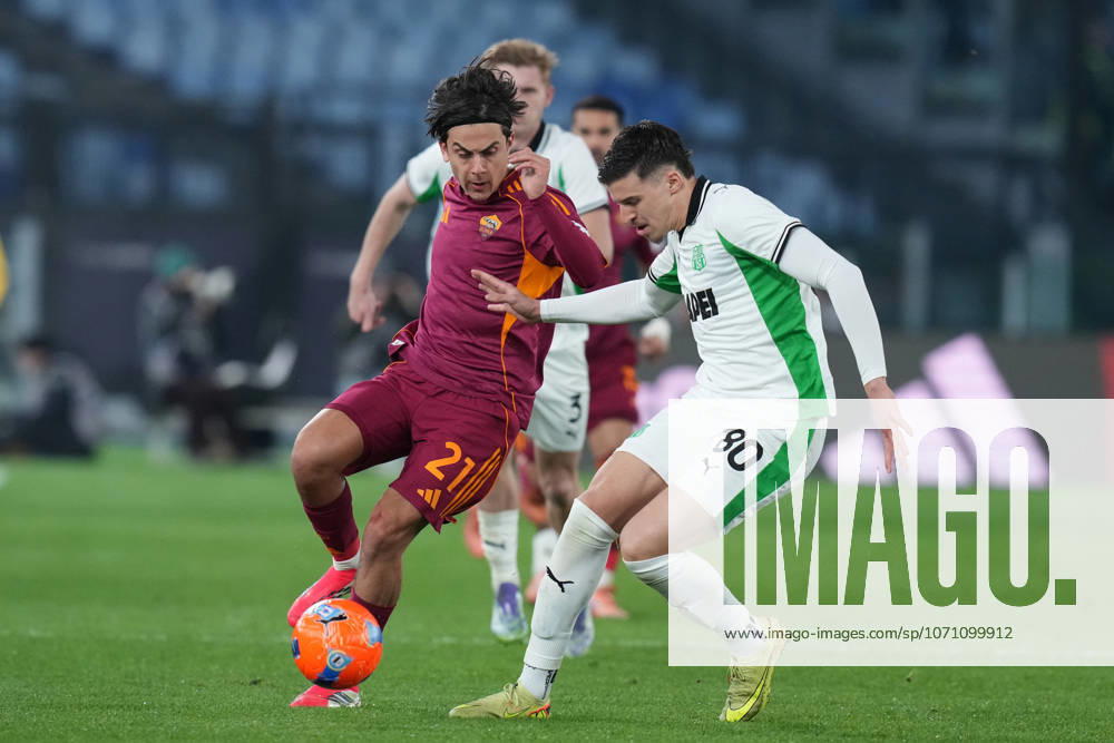 Romas Paulo DybalaSassuolo s Tarik Muharemovic during the Serie A EniLive soccer match between Roma and Sassuolo at the Rome s Olympic stadium, Italy - Saturday January 10, 2026 - Soccer ( Photo by Alfredo Falcone LaPresse )