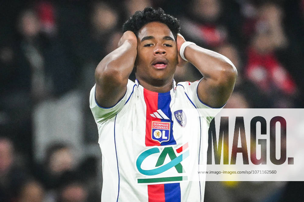 Villeneuve-D ascq, France, France: Endrick FELIPE MOREIRA DE SOUSA of Lyon looks dejected during the French Cup match between Lille OSC (LOSC) and Olympique Lyonnais (OL) at Pierre Mauroy Stadium on January 11, 2026 in Villeneuve-d Ascq near Lille, France. Villeneuve-D ascq France - ZUMAm308 20260111_zsp_m308_005