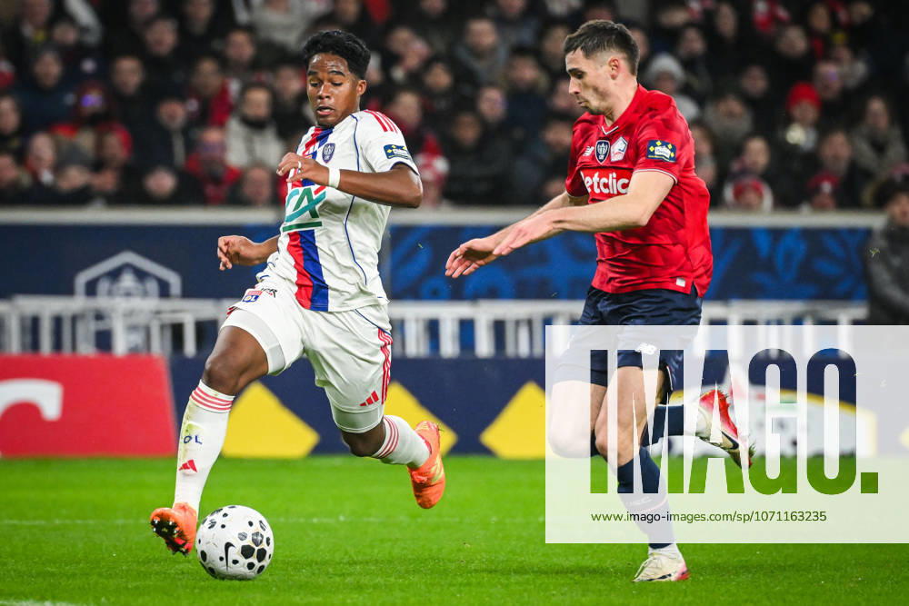 Villeneuve-D ascq, France, France: Endrick FELIPE MOREIRA DE SOUSA of Lyon and Romain PERRAUD of Lille during the French Cup match between Lille OSC (LOSC) and Olympique Lyonnais (OL) at Pierre Mauroy Stadium on January 11, 2026 in Villeneuve-d Ascq near Lille, France. Villeneuve-D ascq France - ZUMAm308 20260111_zsp_m308_006