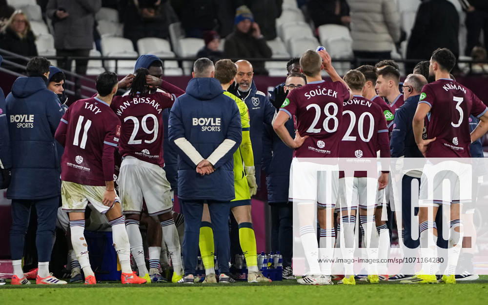 West Ham United manager Nuno Espirito Santo talks to players during a break in play during the FA Cup match between West Ham United and Queens Park Rangers at the Olympic Park, London, England on 11 January 2026.
