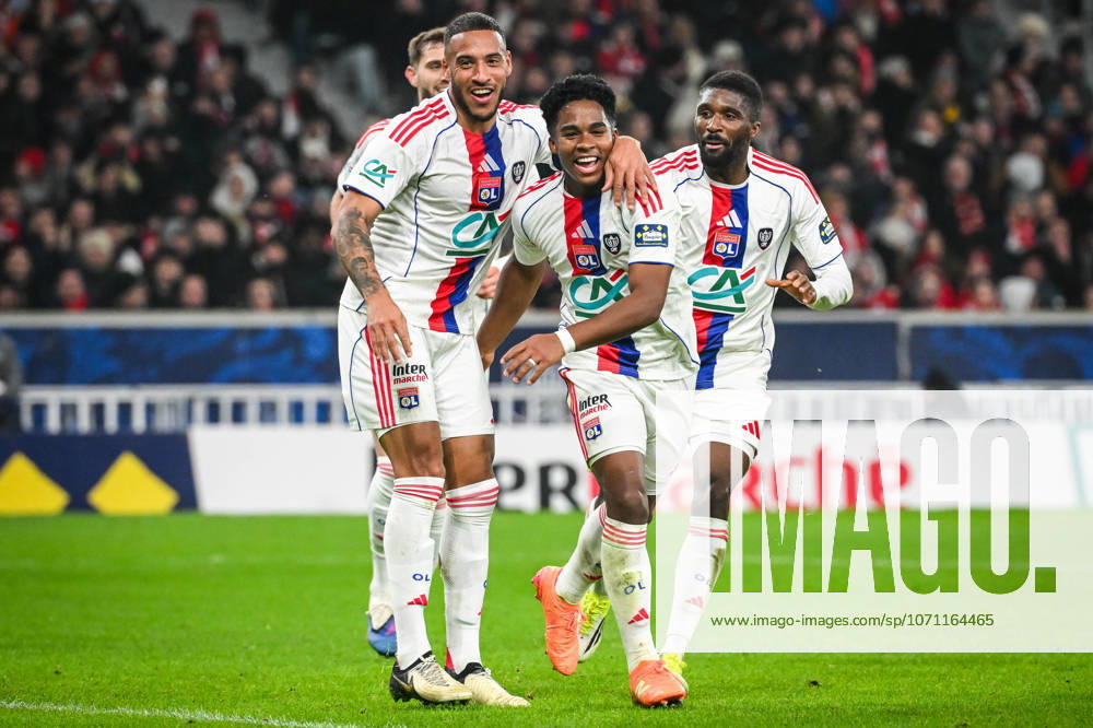 Villeneuve-D ascq, France, France: Endrick FELIPE MOREIRA DE SOUSA of Lyon celebrate his goal with teammates during the French Cup match between Lille OSC (LOSC) and Olympique Lyonnais (OL) at Pierre Mauroy Stadium on January 11, 2026 in Villeneuve-d Ascq near Lille, France. Villeneuve-D ascq France - ZUMAm308 20260111_zsp_m308_010