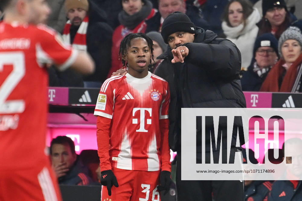 Coach Vincent KOMPANY Bayern Muenchen with Wisdom MIKE Bayern Muenchen , gestures, gives instructions Football 1 Bundesliga Season 2025 2026, 16 Matchday, Matchday16 FC Bayern Muenchen VfL Wolfsburg 8 1 on 11 01 2026 , A L L I A N Z A R E N A