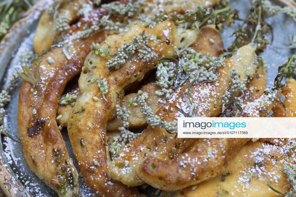 Common mugwort, common mugwort, mugwort spice mugwort Artemisia vulgaris, homemade mugwort quiche, flowers, leaves and shoots of mugwort are dipped in pancake batter and then fried in hot fat, Germany common mugwort, common wormwood Artemisia vulgaris , home baked small mugwort cakes, blossoms, leaves and spr