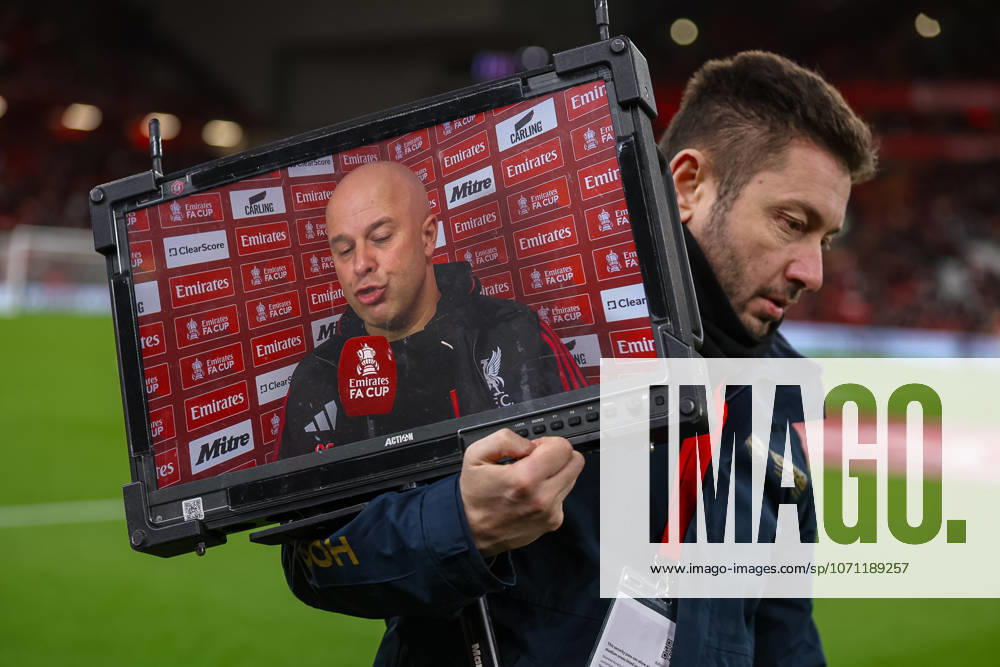 Football - FA Cup - 3rd Round - Liverpool FC v Barnsley FC LIVERPOOL, ENGLAND - Monday, January 12, 2026: Liverpool s head coach Arne Slot pre-match interivew on a screen carried by a tv crew member before the FA Cup 3rd Round match between Liverpool FC and Barnsley FC at Anfield. (Photo by David Rawcliffe Propaganda) LIVERPOOL Anfield MERSEYSIDE ENGLAND