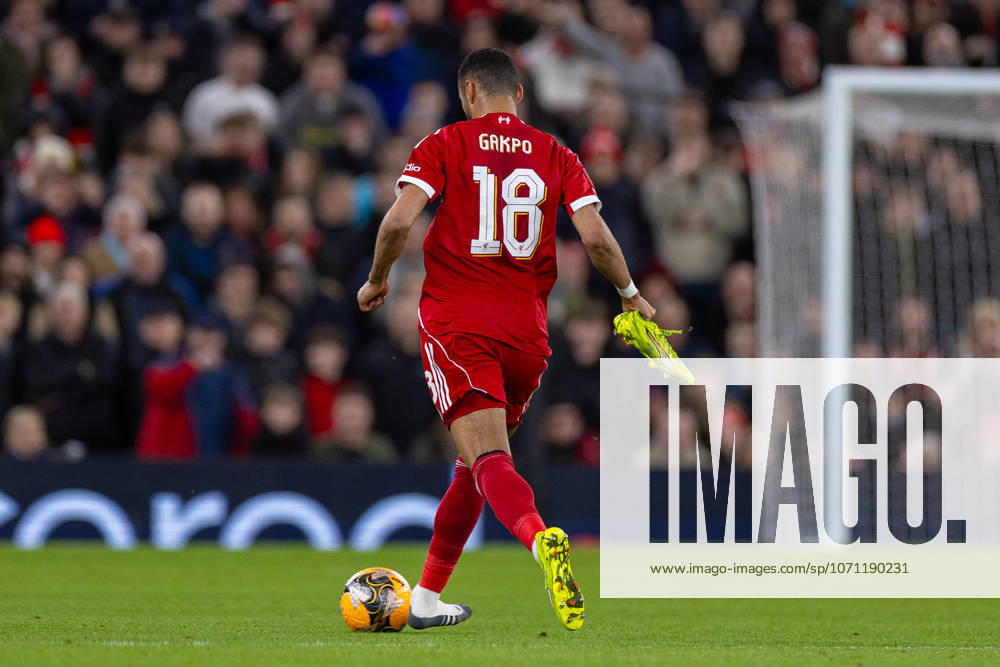 Football - FA Cup - 3rd Round - Liverpool FC v Barnsley FC LIVERPOOL, ENGLAND - Monday, January 12, 2026: Liverpool s Cody Gakpo playing with one boot on during the FA Cup 3rd Round match between Liverpool FC and Barnsley FC at Anfield. (Photo by David Rawcliffe Propaganda) LIVERPOOL Anfield MERSEYSIDE ENGLAND