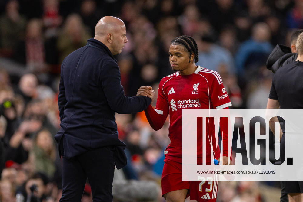 Football - FA Cup - 3rd Round - Liverpool FC v Barnsley FC LIVERPOOL, ENGLAND - Monday, January 12, 2026: Liverpool s Rio Ngumoha is met with head coach Arne Slot (L) after being substituted off during the FA Cup 3rd Round match between Liverpool FC and Barnsley FC at Anfield. (Photo by David Rawcliffe Propaganda) LIVERPOOL Anfield MERSEYSIDE ENGLAND