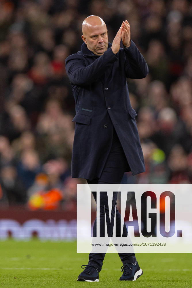 Football - FA Cup - 3rd Round - Liverpool FC v Barnsley FC LIVERPOOL, ENGLAND - Monday, January 12, 2026: Liverpool s head coach Arne Slot applauds the supporters the FA Cup 3rd Round match between Liverpool FC and Barnsley FC at Anfield. Liverpool won 4-1. (Photo by David Rawcliffe Propaganda) LIVERPOOL Anfield MERSEYSIDE ENGLAND