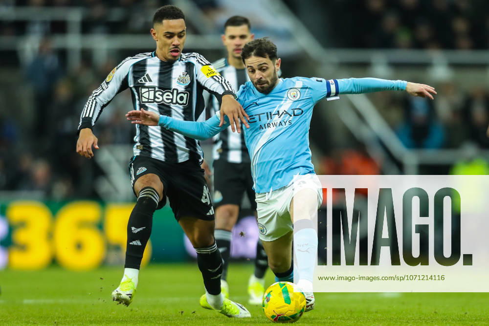 Newcastle United v Manchester City, Carabao Cup Jacob Ramsey Of Newcastle United battles with Bernardo Silva Of Manchester City during the Newcastle United v Manchester City Carabao Cup Semi Final First Leg match at St. James Park, Newcastle Upon Tyne, England on 13 January 2026 Credit: Lee Keuneke Every Second Media Editorial use only. All images are copyright Every Second Media Limited. No images may be reproduced without prior permission. All rights reserved. Premier League and Football League images are subject to licensing agreements with Football DataCo Limited. see https: www.football-dataco.com