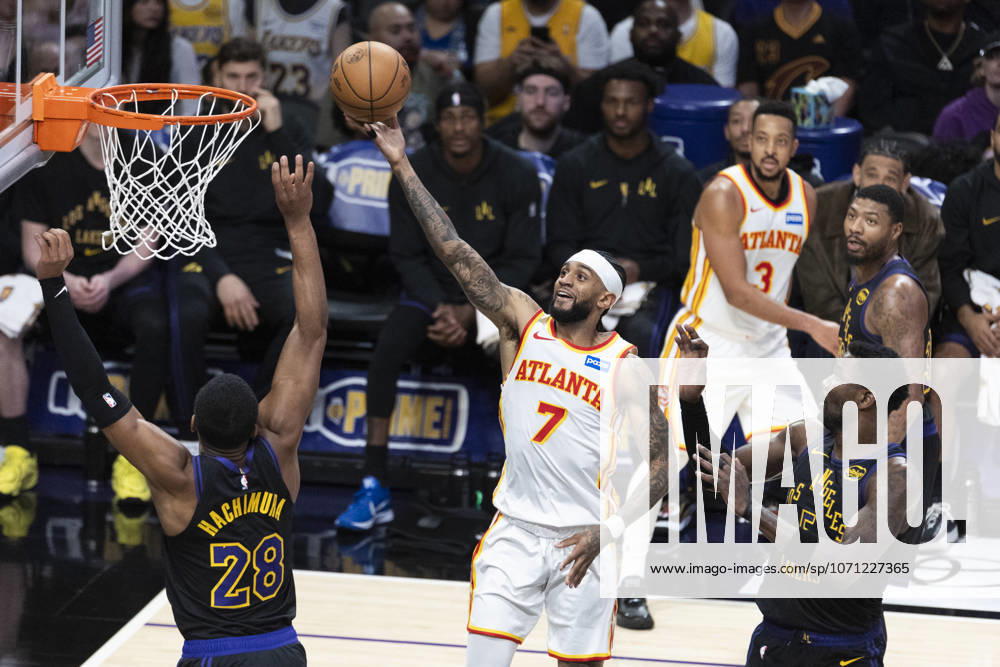 NBA, Basketball Herren, USA 2026: Lakers 141:116 Hawks Atlanta Hawks Nickeil Alexander-Walker (7) goes to the basket against Los Angeles Lakers†Rui Hachimura (28) during an NBA basketball game at Crypto.com Arena on Tuesday, Jan. 13, 2026 in Los Angeles. Los Angeles United States