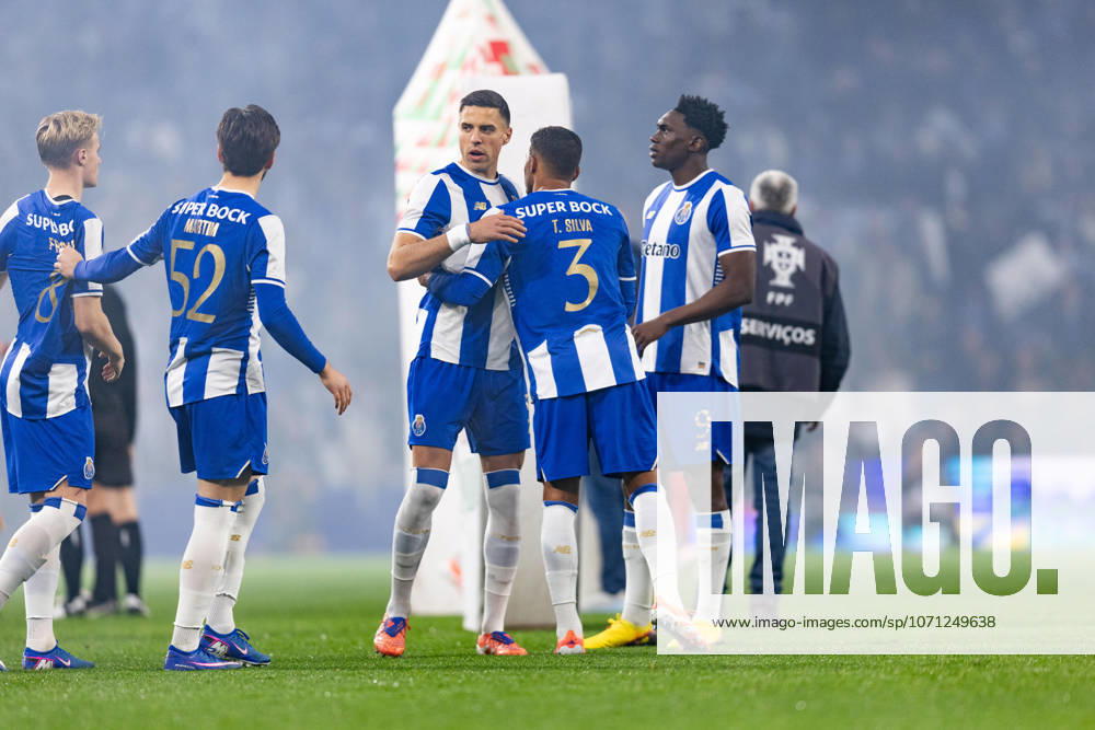 Thiago Silva of FC Porto and Jan Bednarek of FC Porto in action during the Taca de Portugal match between FC Porto and SL Benfica at Estadio do Dragao on January 14, 2026 in Porto, Portugal. Porto Portugal - ZUMAp267 20260114_zsp_p267_022