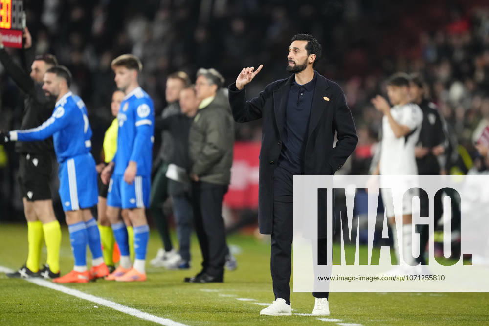 Albacete Balompie v Real Madrid - Copa del Rey ALBACETE, SPAIN - JANUARY 14: Alvaro Arbeloa head coach of Real Madrid gives instructions during the Copa del Rey round of 16 match between Albacete Balompie and Real Madrid at Estadio Carlos Belmonte on January 14, 2026 in Albacete, Spain. Jose Hernandez Anadolu Albacete Spain. Editorial use only. Please get in touch for any other usage.