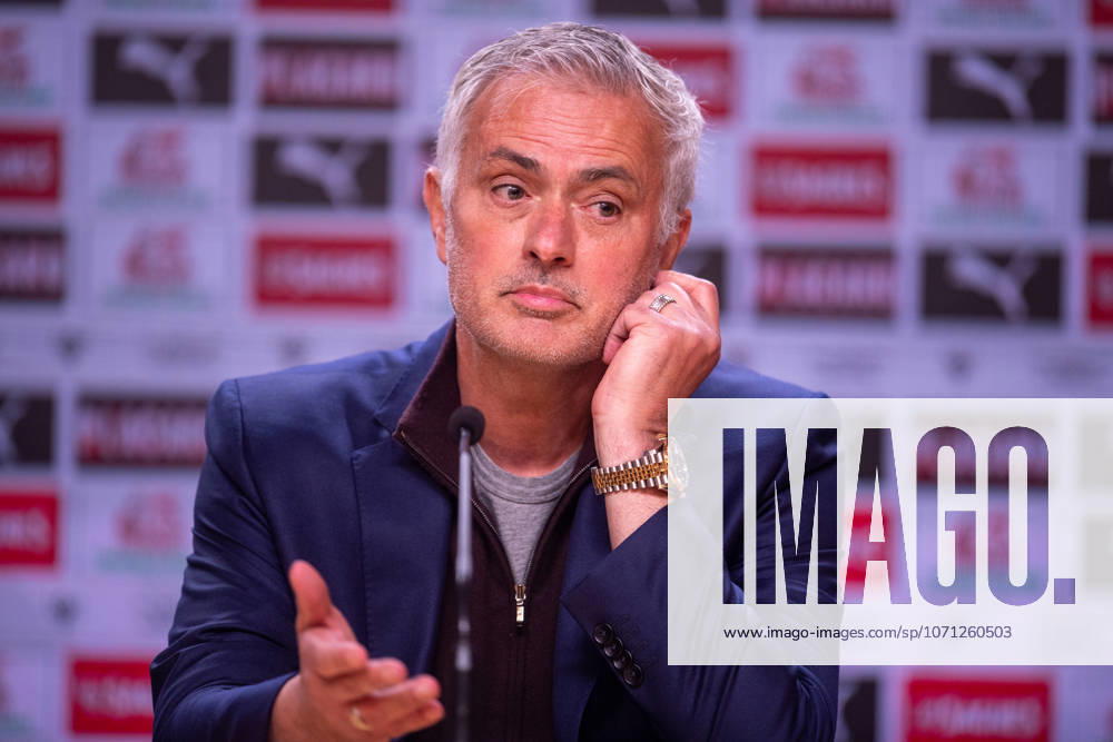 FC Porto v SL Benfica - Taca de Portugal Jose Mourinho, head coach of SL Benfica, is seen during the press conference, PK, Pressekonferenz after the Portuguese Cup quarter-final match between FC Porto and SL Benfica at Estadio do Dragao in Porto, Portugal, on January 14, 2026. Porto Porto Portugal