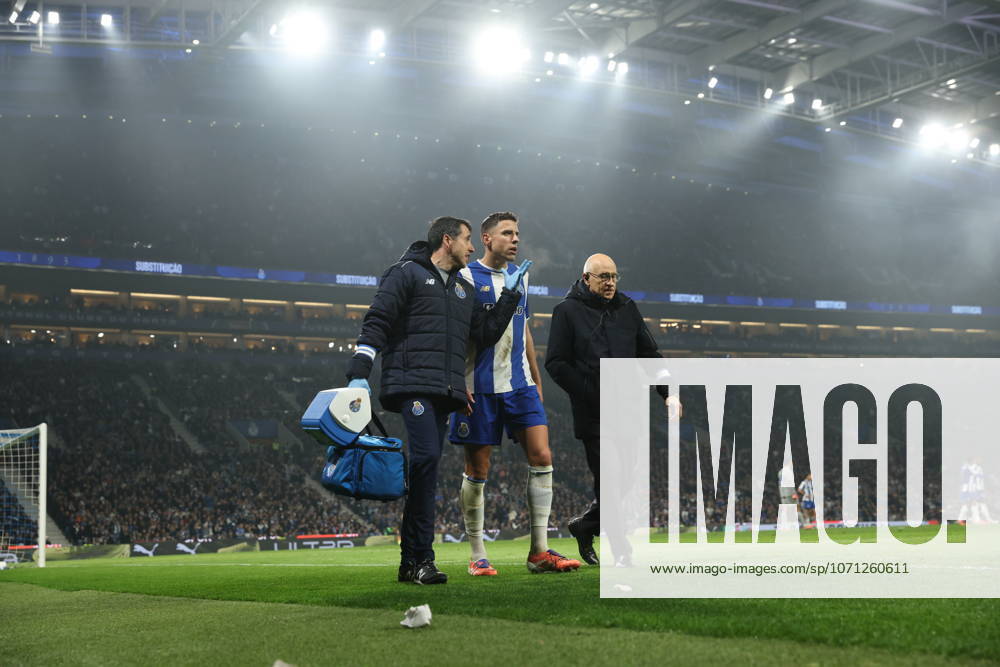 FC Porto v SL Benfica - Taca de Portugal Jan Bednarek of FC Porto receives medical assistance during the Portugal Cup match between FC Porto and SL Benfica at Estadio Dragao in Porto, Portugal, on January 14, 2026 Porto Porto Portugal