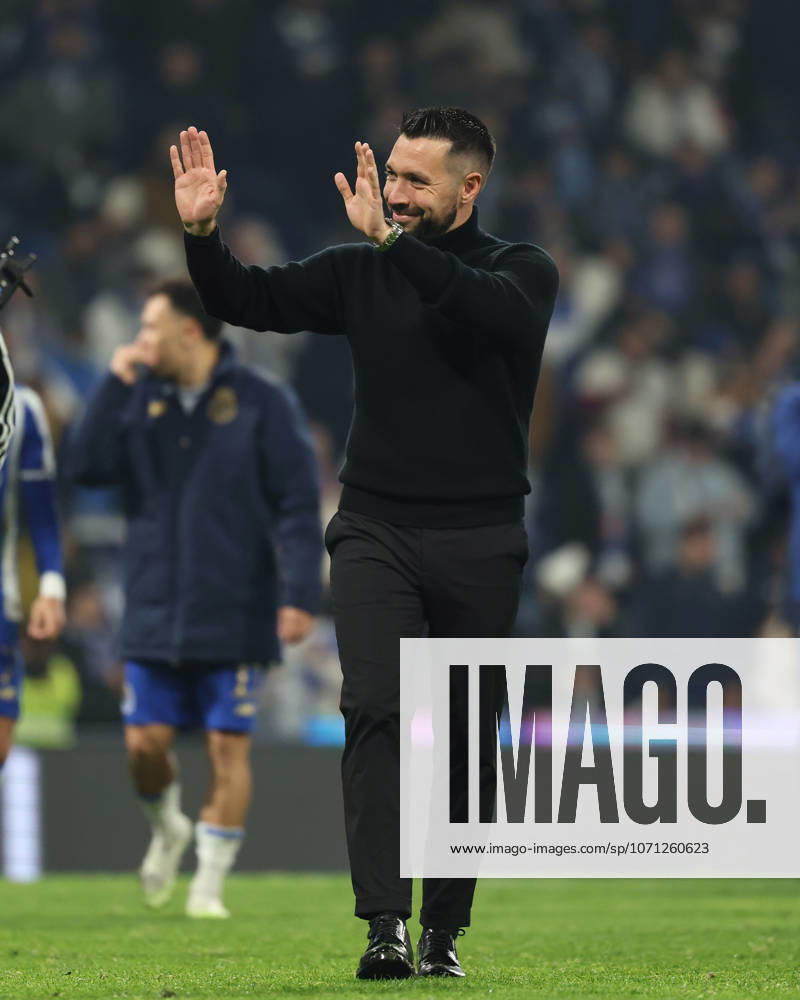 FC Porto v SL Benfica - Taca de Portugal Francesco Farioli, coach of FC Porto, celebrates with FC Porto fans the victory in the Portugal Cup match between FC Porto and SL Benfica at Estadio Dragao in Porto, Portugal, on January 14, 2026. Porto Porto Portugal