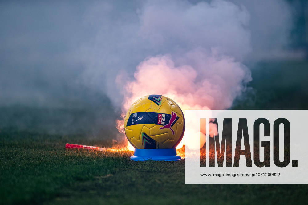 FC Porto v SL Benfica - Taca de Portugal In Porto, Portugal, on January 14, 2026, FC Porto fans shoot fireworks onto the pitch during the Portuguese Cup quarter-final match between FC Porto and SL Benfica at Estadio do Dragao. Porto Porto Portugal