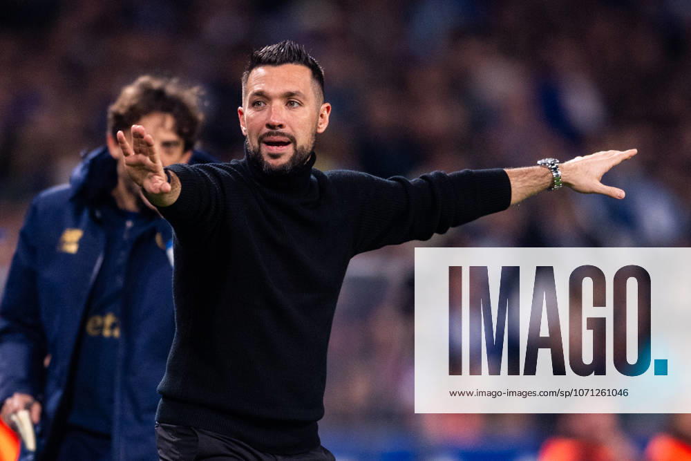 FC Porto v SL Benfica - Taca de Portugal Francesco Farioli, head coach of FC Porto, is seen in action during the Portuguese Cup match between FC Porto and SL Benfica, quarter-finals, at Estadio do Dragao in Porto, Portugal, on January 14, 2026. Porto Porto Portugal
