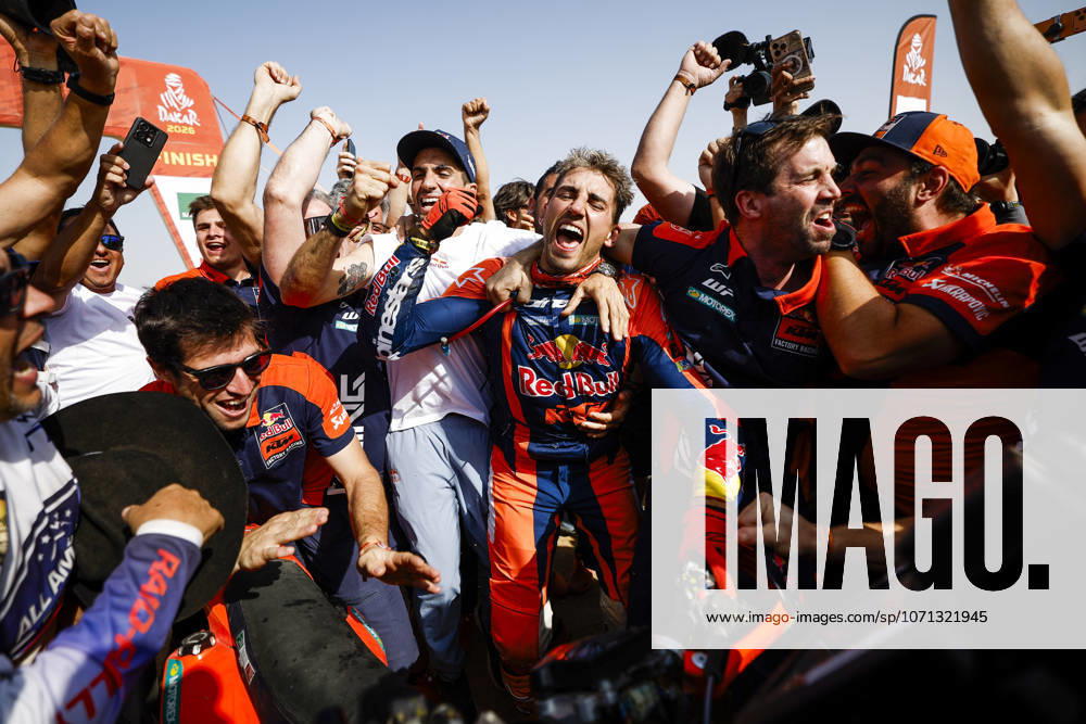 DAKAR 2026 - FINISH BENAVIDES Luciano (arg), Red Bull KTM Factory Racing, KTM, Rally GP, FIM W2RC, portrait celebrates his Dakar win during the Finish of the Dakar 2026, on January 17, 2026 in Yanbu, Saudi Arabia - YanbuSaudi Arabia