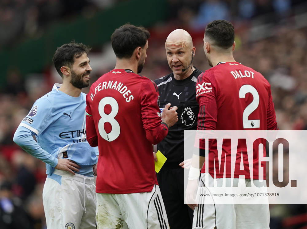 Manchester, England, 17th January 2026. Referee Anthony Taylor talks to captain Bruno Fernandes of Manchester United, ManU before issuing a yellow card to Diogo Dalot of Manchester United (r) as Bernardo Silva of Manchester City looks on (l) during the Manchester United vs Manchester City Premier League match at Old Trafford, Manchester. Picture credit should read: Andrew Yates Sportimage . SPI_050_AY_ManUtd_ManCity SPI-4456-0050