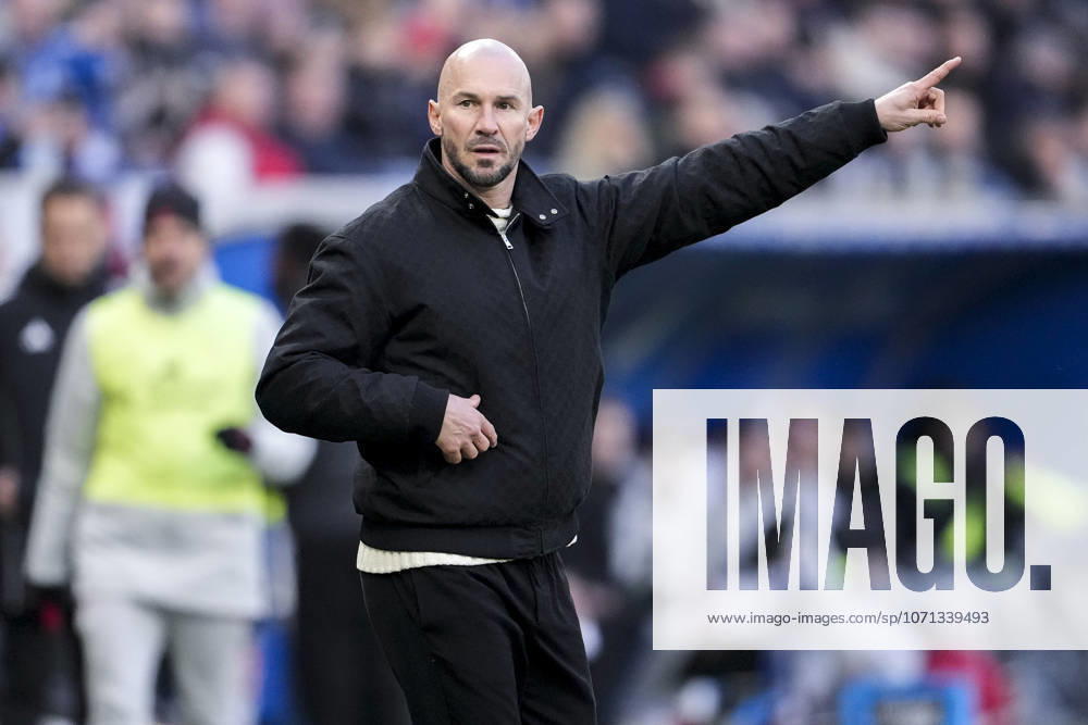Christian Ilzer Coach, Head Coach, Hoffenheim , gives instructions, gestures, gesticulates with arms, single image, single photo, action, action, 17 01 2026, Sinsheim Germany , Football, Bundesliga, TSG 1899 Hoffenheim Bayer 04 Leverkusen, DFB DFL REGULATIONS PROHIBIT ANY USE OF PHOTOGRAPHS AS IMAGE SEQUENCES AND OR QUASI VIDEO