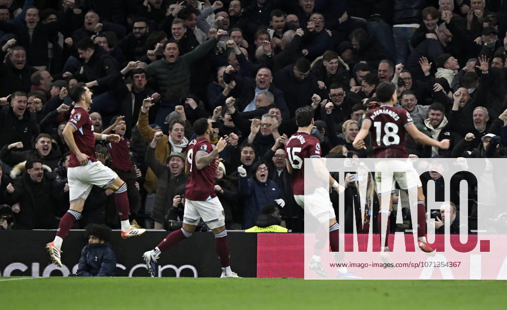 Tottenham Hotspur V West Ham. Premier League. GOAL. the West Ham players celebrate the winning goal scored by Callum Wilson (West Ham, 9) during the Tottenham Hotspur V West Ham Premier League match at the Tottenham Hotspur Stadium, London. Tottenham Tottenham Hotspur Stadium UK