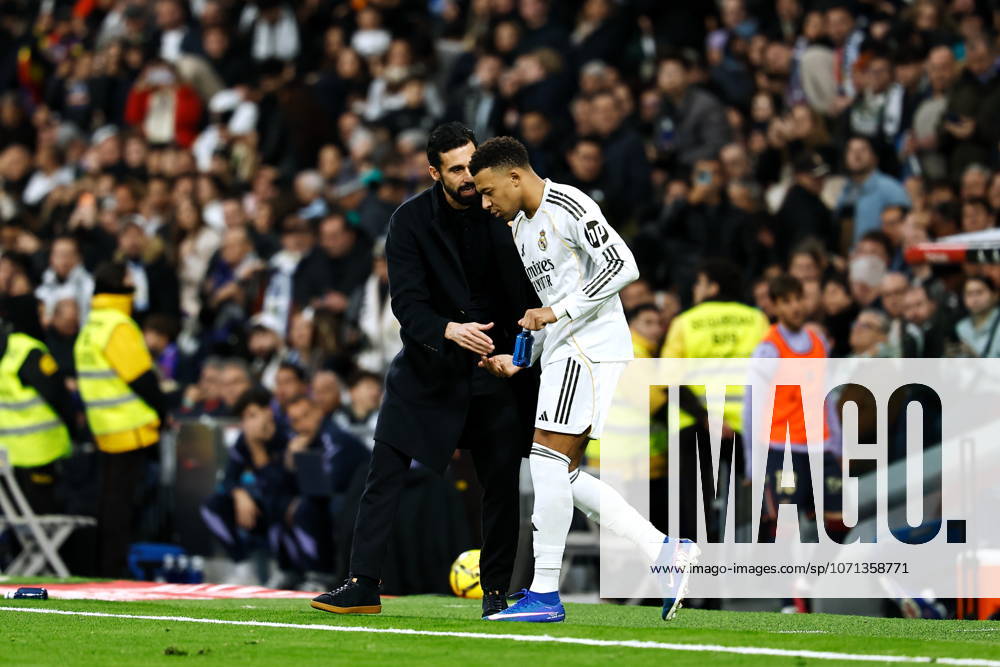 (L-R) Alvaro Arbeloa, Kylian Mbappe (Real), JANUARY 17, 2026 - Football Soccer : Arbeloa and Mbappe celebrate after Mbappe s goal during Spanish LaLiga EA Sports match between Real Madrid CF - Levante UD at the Estadio Santiago Bernabeu in Madrid, Spain. Noxthirdxpartyxsales aflo_316417228