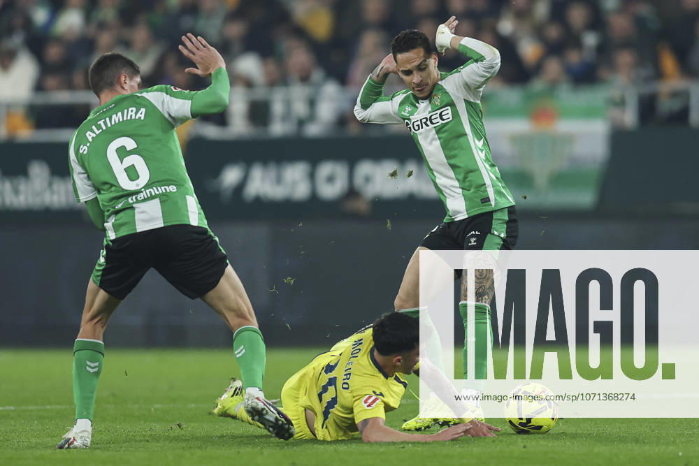 ESP: Real Betis - Villarreal CF. La Liga EA Sports. Date 20 Alberto Moleiro of Villarreal CF and Sergi Altimira and Antony Dos Santos of Real Betis during the La Liga EA Sports match between Real Betis and Villarreal CF played at Benito Villamarin Stadium on January 17, 2026 in Sevilla, Spain. kpng