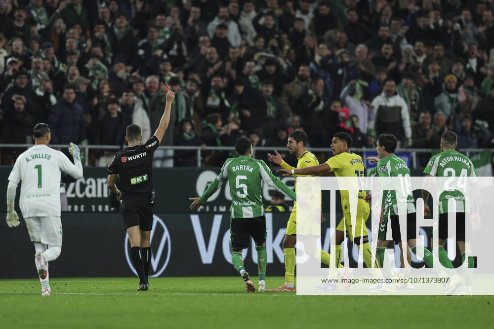ESP: Real Betis - Villarreal CF. La Liga EA Sports. Date 20 The referee Viictor Garcia Verdura shows red car to Santi Comesana of Villarreal CF during the La Liga EA Sports match between Real Betis and Villarreal CF played at Benito Villamarin Stadium on January 17, 2026 in Sevilla, Spain. kpng