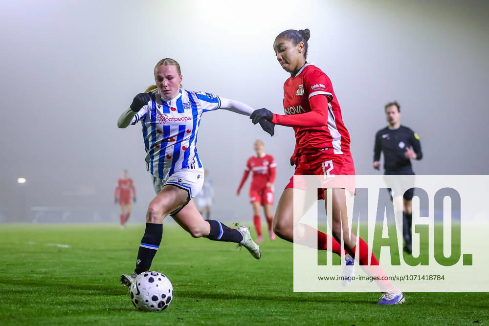 2026-01-18 sc Heerenveen v AZ Alkmaar - Dutch Eurojackpot Vrouwen Eredivisie HEERENVEEN, NETHERLANDS - JANUARY 18: Ayah Eloualidi of AZ Alkmaar is challenged by Elize Van Vilsteren of sc Heerenveen during the Dutch Eurojackpot Vrouwen Eredivisie match between sc Heerenveen and AZ Alkmaar at Sportpark Skoatterw+?ld on January 18, 2026 in Heerenveen, Netherlands. Heerenveen Sportpark Skoatterwâld Netherlands Content not available for redistribution in The Netherlands directly or indirectly through any third parties.